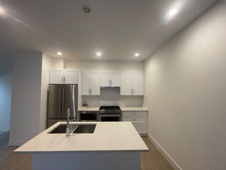 Berkeley Village Townhouse Two Bedrooms Plus Den - Photo 4