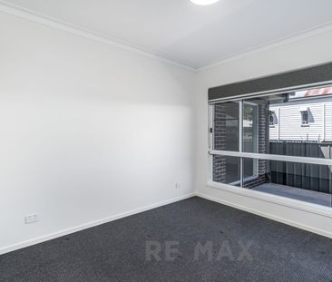 Stylish, Spacious Living Moments from Queens Park - Photo 2