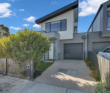 Near New, Sleek & Modern Executive Three Bedroom Townhouse and Study - Photo 6