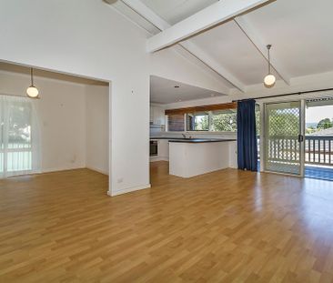 Large 3 Bedroom Family Home with Stunning Views - Photo 1