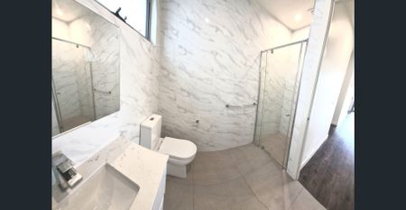 Stylish Light-Filled Living in a Prime Bentleigh East Location ✨ - Photo 5