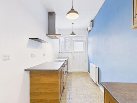 3 bedroom semi-detached house to rent - Photo 2