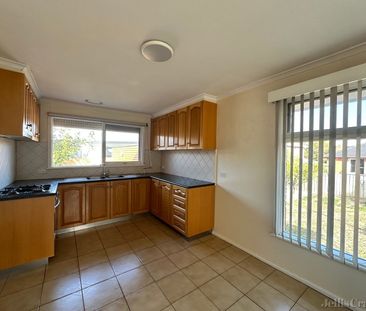 14 Dianne Street, Bundoora - Photo 2