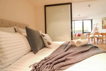 Designer Living in the Beating Heart of Richmond - Fully Furnished! - Photo 4