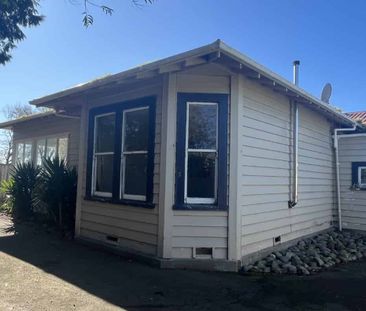 Spacious Three Bedroom Home - Awapuni - Photo 5