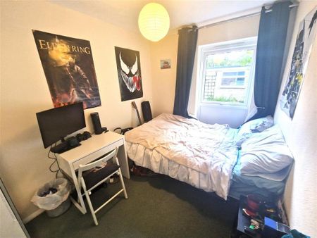 4 bedroom end of terrace house to rent - Photo 3