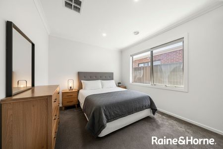 MODERN 4 BEDROOM HOME WITH ALL THE EXTRAS - Photo 4