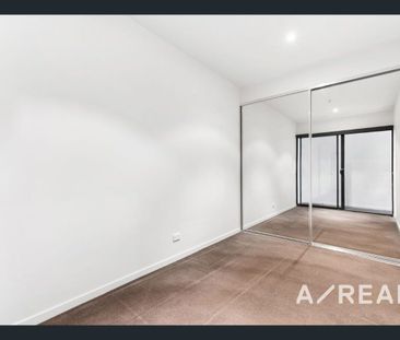 STUNNING TWO BEDROOM APARTMENT WITH SPACIOUS BALCONY - Photo 3