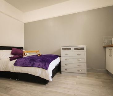 1 bedroom in a house share to rent - Photo 2