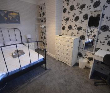 3 bedroom Terraced House To Let - Photo 4