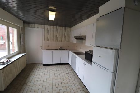 Een ruim woonhuis - halfopen bebouwing - met garage en tuin. - Foto 4