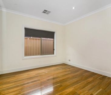 LOW MAINTENANCE 3 BEDROOM HOME ! - Photo 4