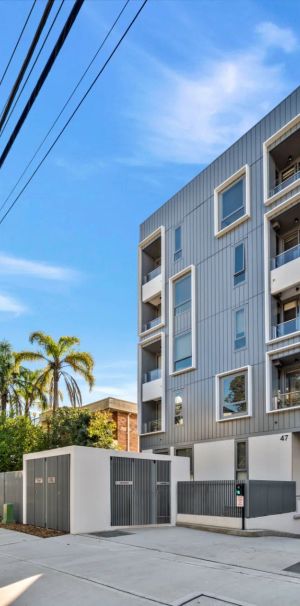 Fully Furnished Near-New One-Bedroom Apartment. - Photo 1