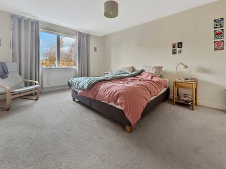 A spacious, three storey, four bedroom family home on the popular Novo development in Trumpington. Ideally situated for access to Addenbrookes, Cambridge City Centre and to the M11. Also in close proximity to a number of schools. - Photo 3