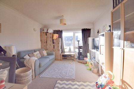 Queens Road, Hersham, Walton-on-Thames, KT12 - Photo 2