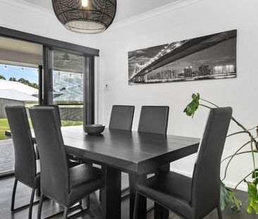 10 Medlar Circuit, Gillieston Heights NSW 2321 - House For Rent | D... - Photo 2