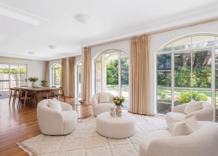 Parkside Elegance Meets Modern Family Luxury - Photo 3