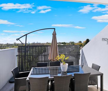 STUNNING TRI-LEVEL TOWNHOUSE - Photo 3