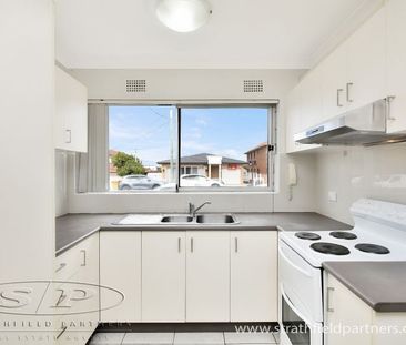 Modern unit, conveniently located - Photo 3