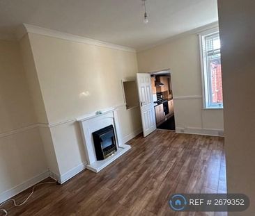 3 bedroom flat to rent - Photo 2