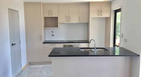 MODERN TWO BEDROOM HOUSE!! - Photo 5