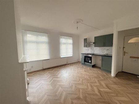 3 bedroom flat to rent - Photo 3