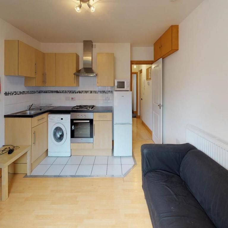 4 bedroom flat to rent - Photo 1