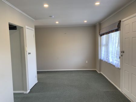 Spacious, one bedroom upstairs unit for rent in an immaculate block of 12. - Photo 2