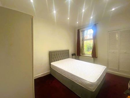 4 bedroom semi-detached house to rent - Photo 2