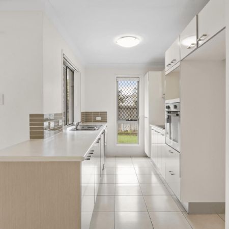 Charming 4-Bedroom Family Home for Rent in Marsden - Photo 3