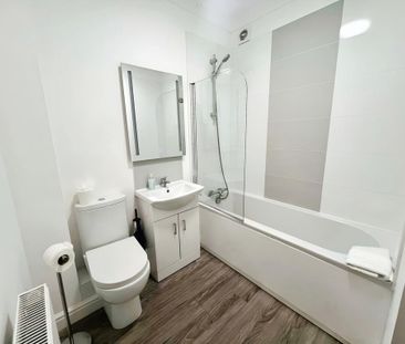 3 bedroom flat to rent - Photo 2