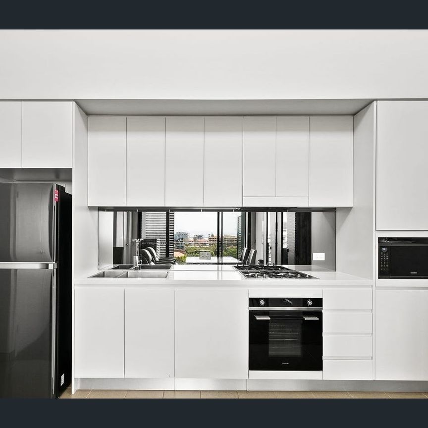 Perfectly positioned in the heart of Wollongong's vibrant Crown Street - Photo 1