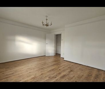3 Bed Flat, East Ham, E6 - Photo 4