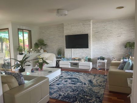 STUNNING FAMILY HOME IN PERFECT LOCATION - Photo 2