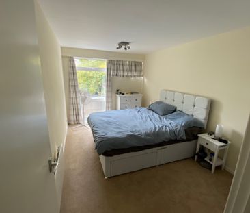 Bright and Sunny Two Bedroom Flat in Jericho - Photo 5