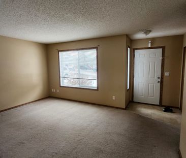 Gorgeous 3 Bedroom Townhouse in Desirable Johnstone Park! - Photo 2