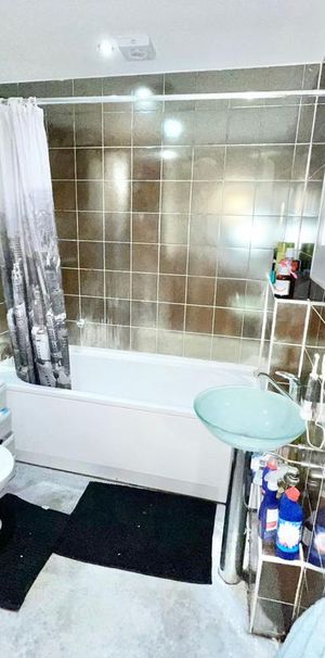 1 bedroom in a flat share to rent - Photo 1