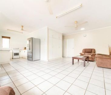 Neat Groundfloor Unit + Spa! - Photo 2