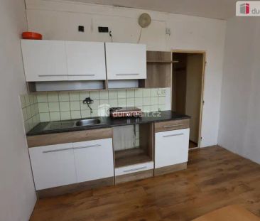 Útulná slunná garsonka (1+kk) ve třetím patře panelového domu s výt... - Photo 4