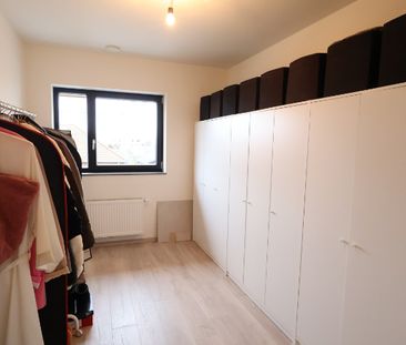 Recente tussenwoning met drie slaapkamers en zonnige tuin - Photo 3