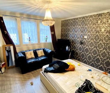 4 bedroom semi-detached house to rent - Photo 2