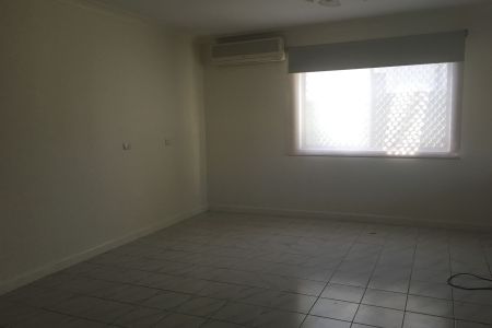 Spacious 4 bedroom house - Photo 3