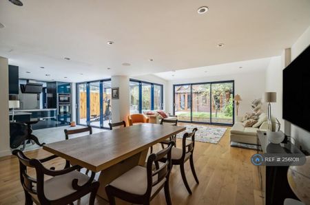 4 bedroom detached house to rent - Photo 4