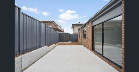 Comfortable & Light Filled Home in Coldstream - Photo 3