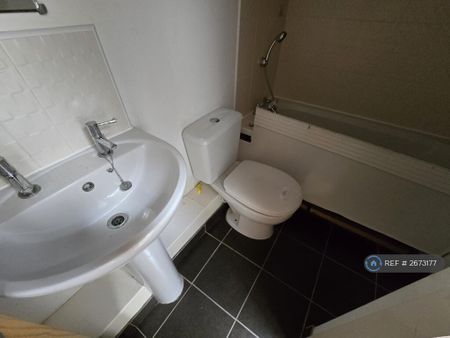 2 bedroom maisonette to rent - Photo 4