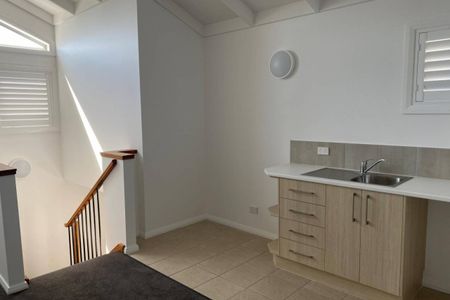 Bright & Inviting Home - Photo 3