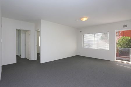 Large two bedroom apartment with double garage - Photo 3