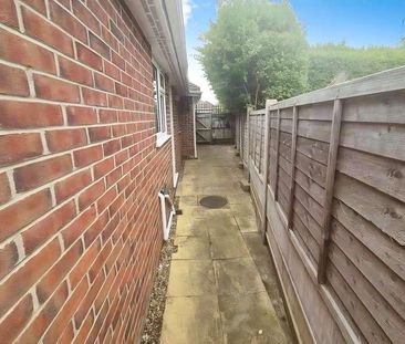 Fairway, Kingsley Park, Northampton, NN2 - Photo 3