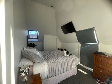 Location! 3 bed townhouse with double garage - Photo 3