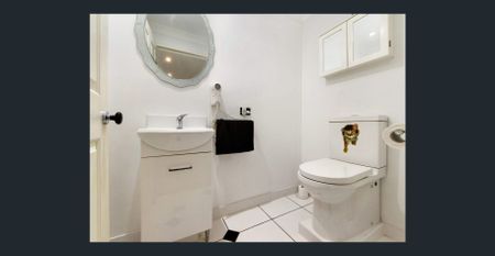 Spacious Home in Mudgeeraba – Two stand alone Units Available | Bills Included - Photo 2